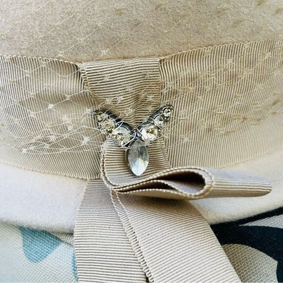 Vintage Gene Doris Cream Felt Hat with Netting and Bow 1940's Costume Prop - Picture 4 of 7